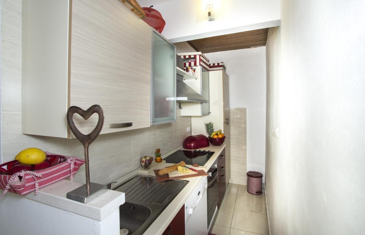 Apartments By The Sea Brela, Makarska - 11821 Kültér fotó