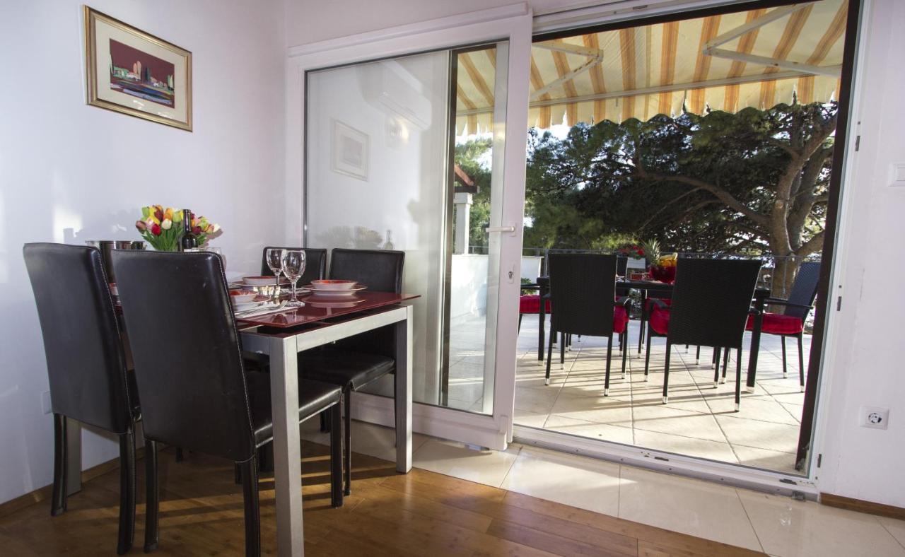 Apartments By The Sea Brela, Makarska - 11821 Kültér fotó