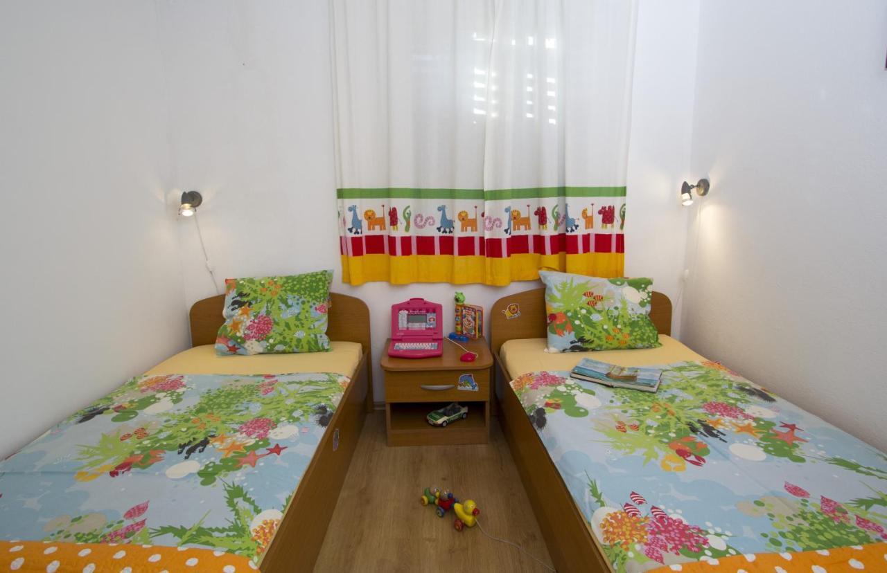 Apartments By The Sea Brela, Makarska - 11821 Kültér fotó