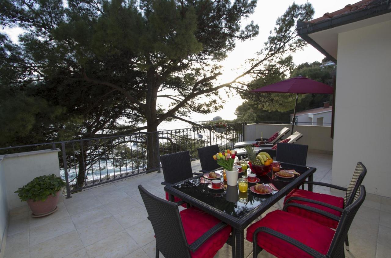 Apartments By The Sea Brela, Makarska - 11821 Kültér fotó
